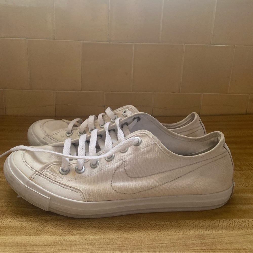 White canvas Nike size 10 woman’s